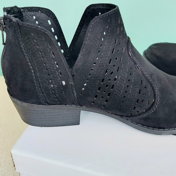 Steve Madden Sabra Black Perforated Ankle Booties Women's Size 6 NWT - Picture 5 of 14